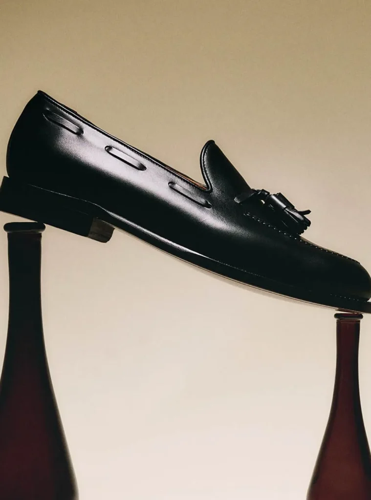 Une chaussure loafer vus de profile.