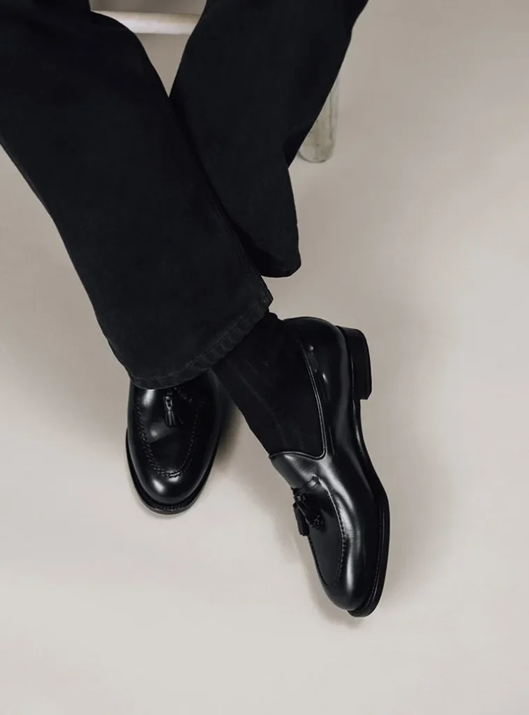 Une belle paire de loafers porté par un mannequin.