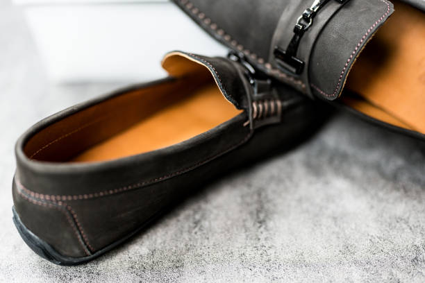 Des mocassins en cuire de couleur noir.