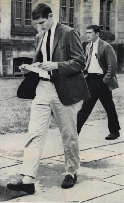Un étudiant des années 1980 se promène.