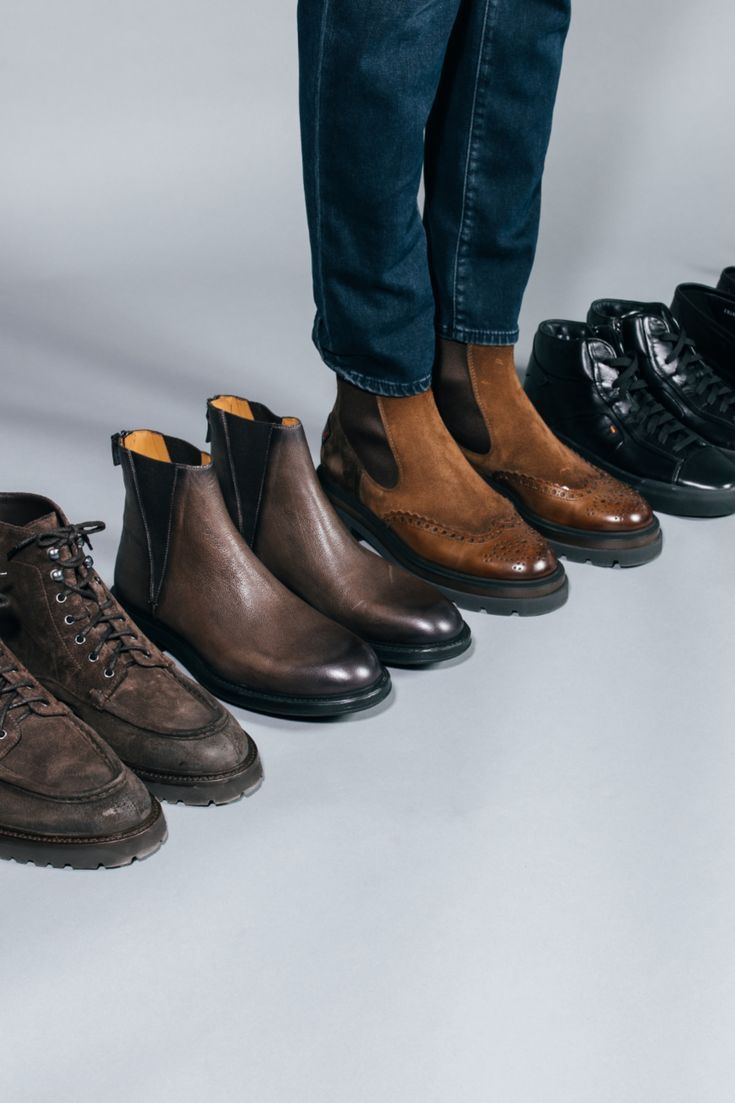 Plusieurs bottines en rangé