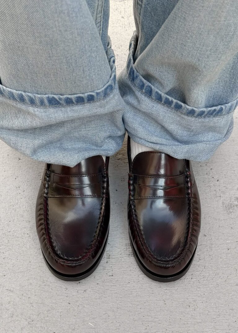 Plan sur les loafers de quelqu'un