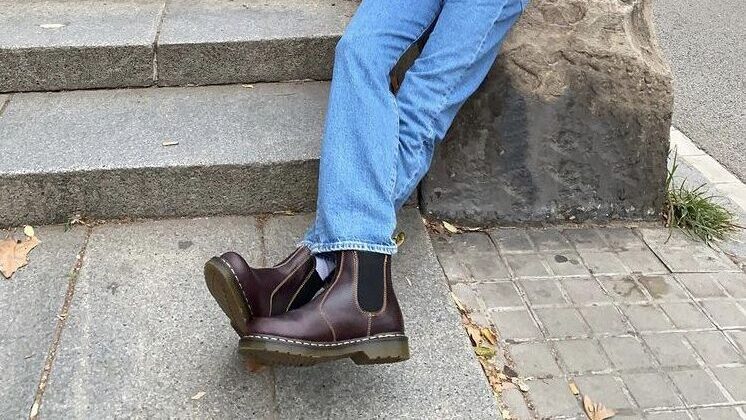 Plan sur les bottines de quelqu'un