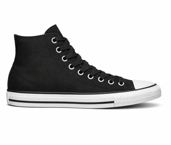 Baskets noire montant en haut des chevilles