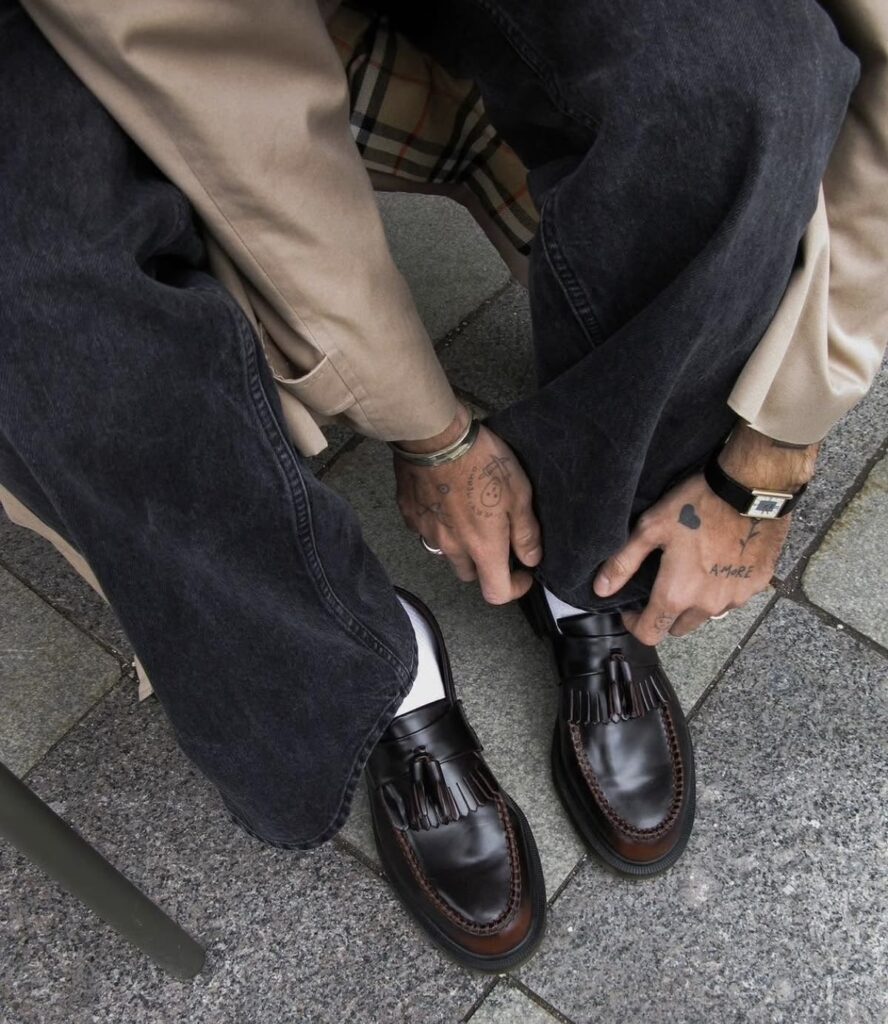 Homme portant des loafers. Plan sur les chaussures