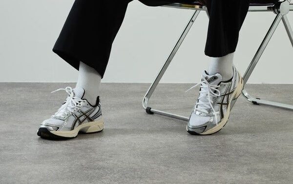 Plan sur les baskets de quelqu'un